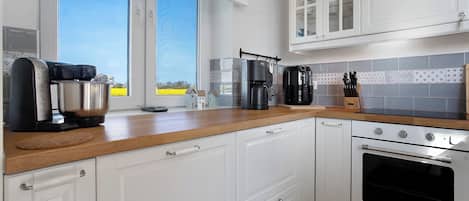Fridge, oven, stovetop, dishwasher