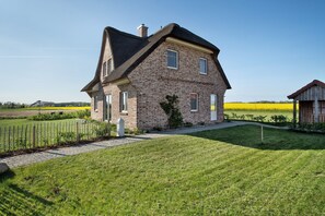 Exterior - Holiday Home 'Meerzeit' with Lake View, Private Terrace and Wi-Fi (Poseritz OT Mellnitz)