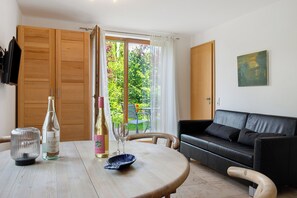 TV - Apartment 'Lisa' with Private Terrace and Wi-Fi (Bodman-Ludwigshafen)
