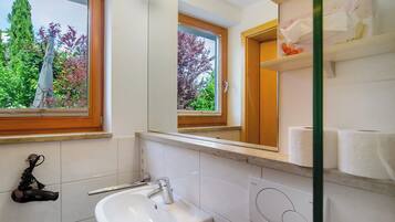 Dusche, Haartrockner, Handtücher