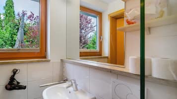 Dusche, Haartrockner, Handtücher