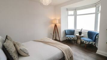 1 bedroom, individually decorated, individually furnished