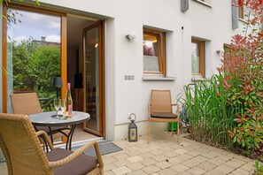 Outdoor dining - Apartment 'Marie' with Private Terrace and Wi-Fi (Bodman-Ludwigshafen)