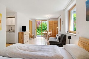 1 bedroom, free WiFi, bed sheets - Apartment 'Marie' with Private Terrace and Wi-Fi (Bodman-Ludwigshafen)