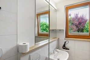 Shower, hair dryer, towels - Apartment 'Marie' with Private Terrace and Wi-Fi (Bodman-Ludwigshafen)