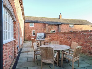 Outdoor dining - The Granary (Knutsford)