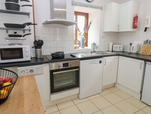 Fridge, dishwasher, electric kettle, toaster - Middlefell View Cottage (Alston)