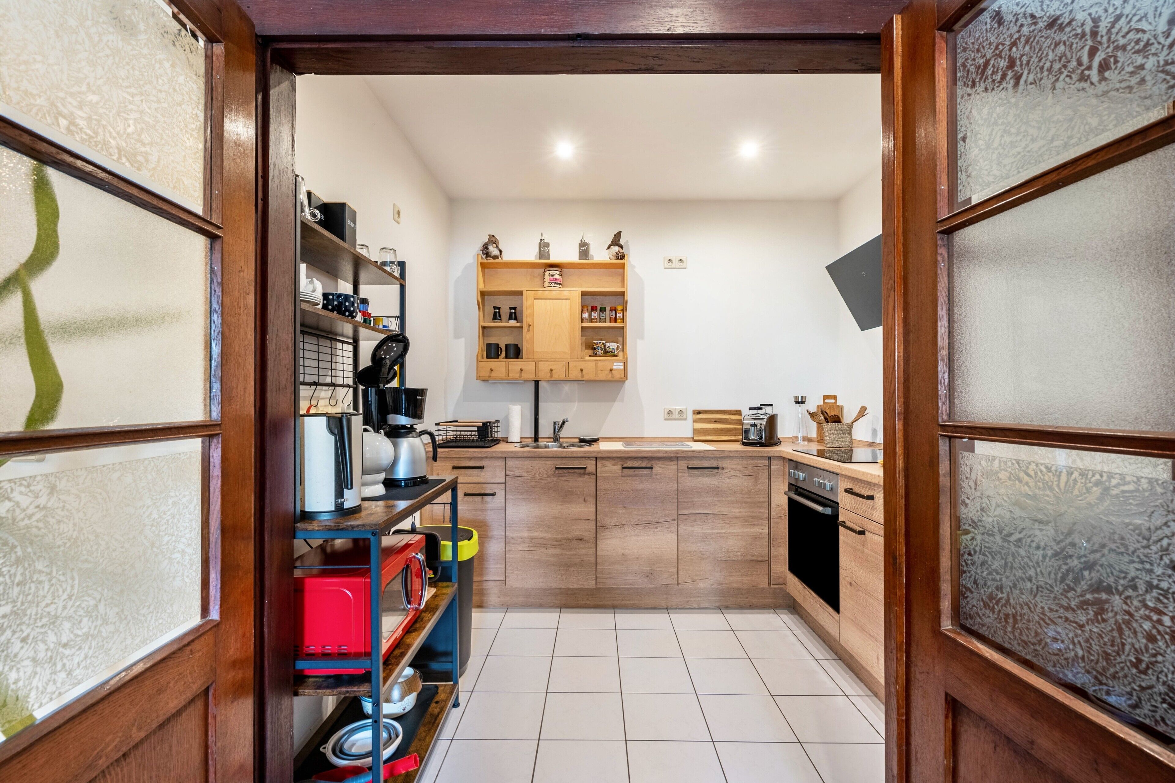 Een koelkast, een magnetron, een oven, een kookplaat