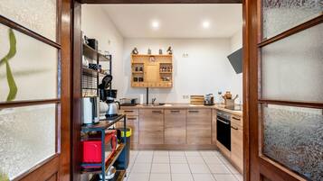 Een koelkast, een magnetron, een oven, een kookplaat