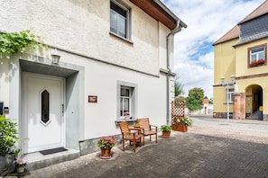 Exterior - Apartment 'Gästewohnung Auszeit' with Private Garden and Wi-Fi (Regis-Breitingen)