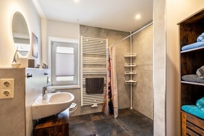 Shower, hair dryer, towels - Apartment 'Gästewohnung Auszeit' with Private Garden and Wi-Fi (Regis-Breitingen)