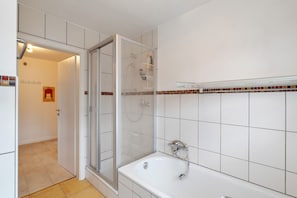 Douche, sĂšche-cheveux, serviettes fournies