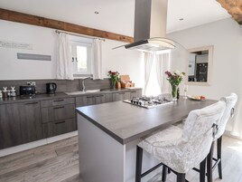 Refrigerador, tetera/pava eléctrica, utensilios de cocina