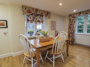 Dining - Eagle Glen Cottage (Blairgowrie)