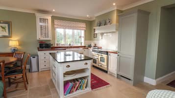 Geladeira, lava-louças, chaleira elétrica, torradeira