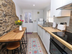 Fridge, microwave, dishwasher, toaster - Ivy Cottage (Richmond)