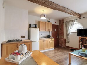 Kjøleskap, vannkoker og kjøkkenutstyr