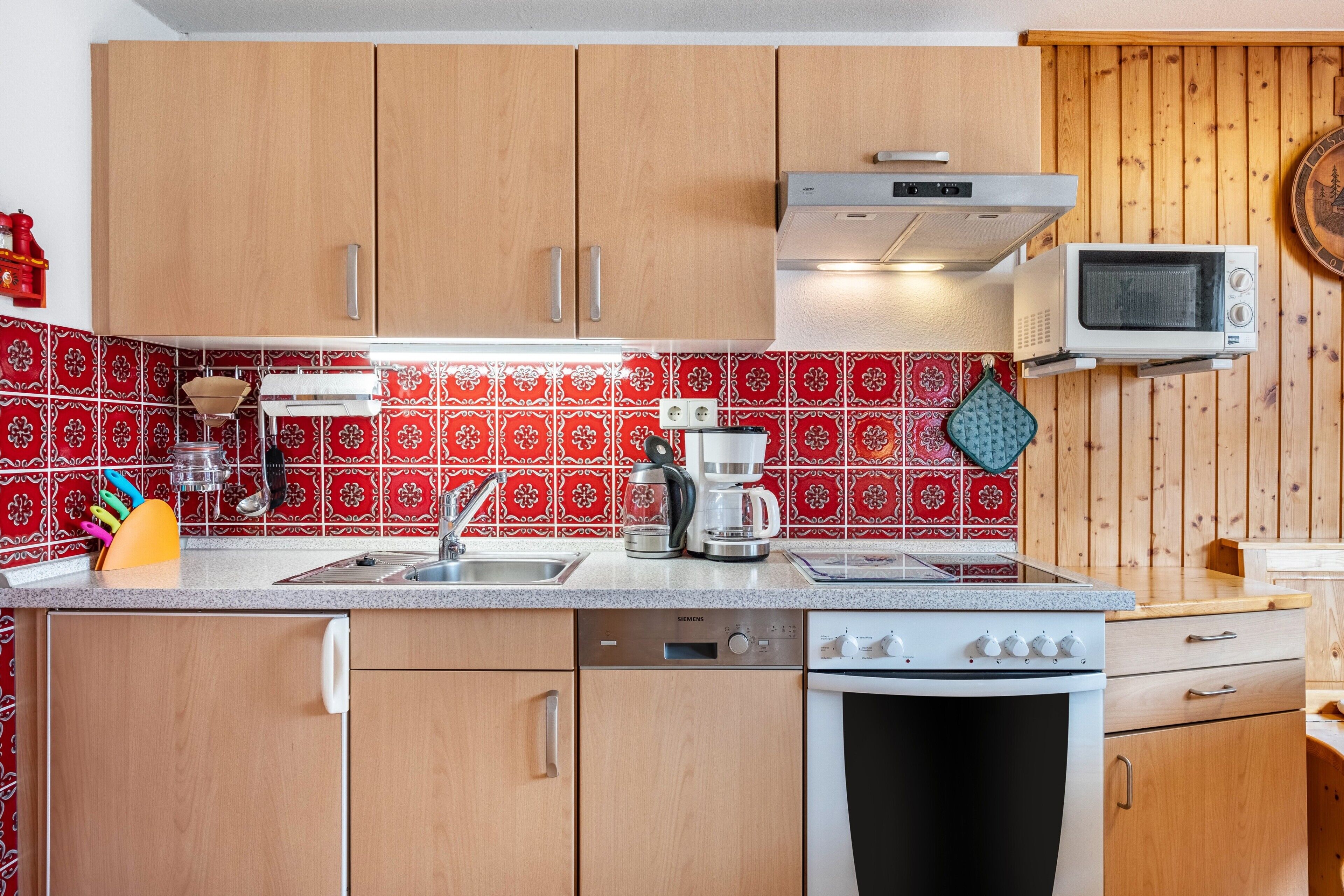 冷蔵庫、電子レンジ、オーブン、コンロ