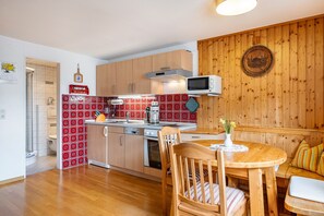 Fridge, microwave, oven, stovetop - Apartment 'Rathäusle Ii' with Shared Terrace, Shared Garden and Wi-Fi (Titisee-Neustadt)