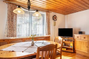 Dining - Apartment 'Rathäusle I' with Shared Terrace, Shared Garden and Wi-Fi (Titisee-Neustadt)
