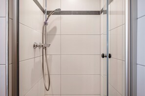 Shower, hair dryer, towels - Apartment 'Rathäusle I' with Shared Terrace, Shared Garden and Wi-Fi (Titisee-Neustadt)