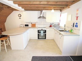 Frigorífico, hervidor eléctrico, tostadora y utensilios de cocina