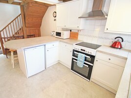 Frigorífico, hervidor eléctrico, tostadora y utensilios de cocina