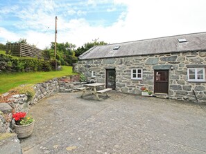 Outdoor dining - Y Beudy (Llanbedr)