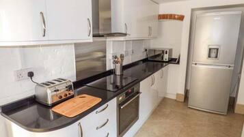 Fridge, dishwasher, cookware/dishes/utensils