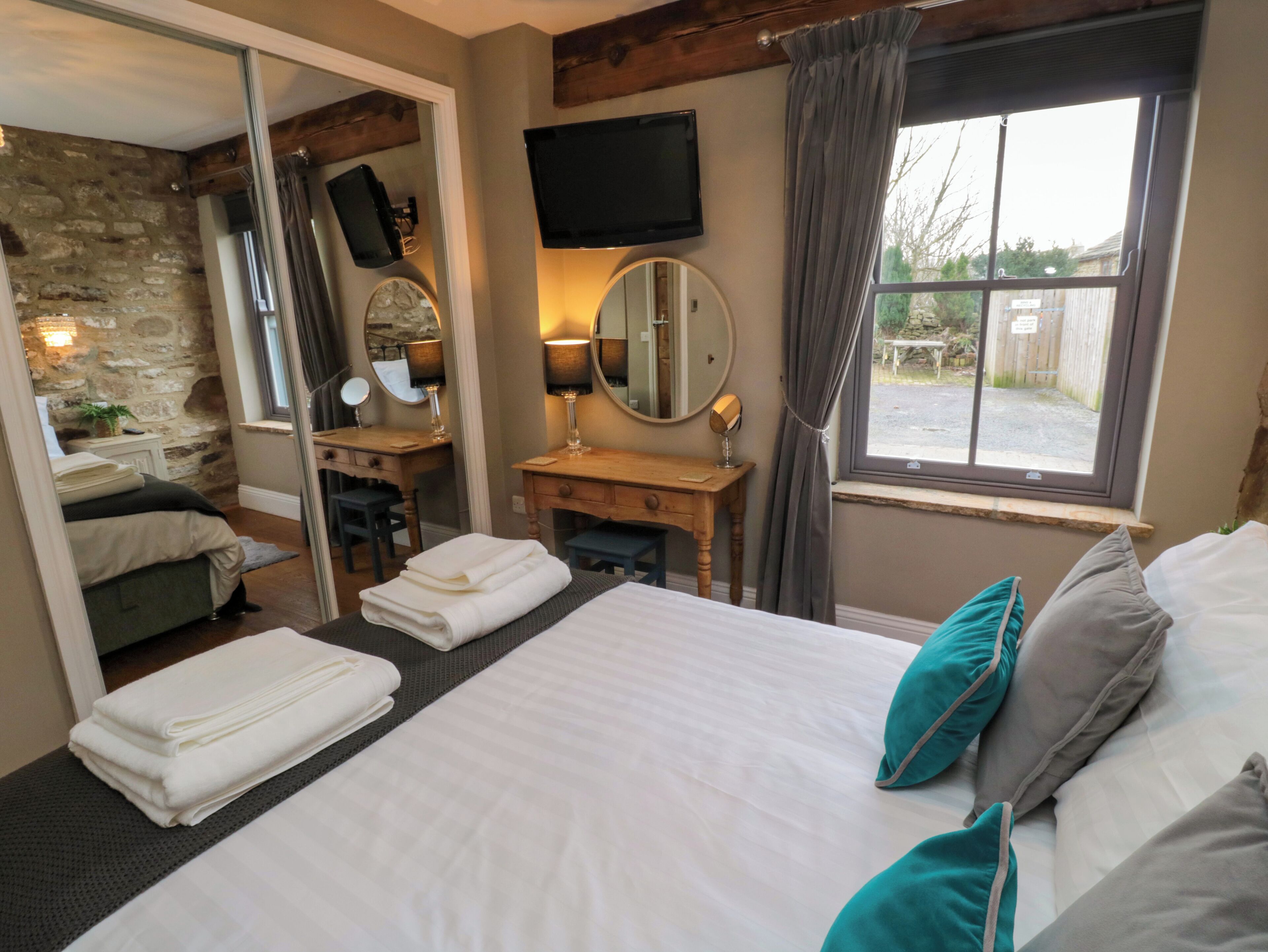 2 habitaciones, decoración personalizada y muebles diferentes 