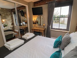 2 bedrooms, individually decorated, individually furnished, free WiFi