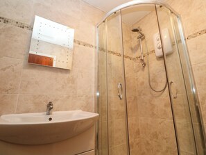 Shower - Mousehole Bungalow (Penzance)