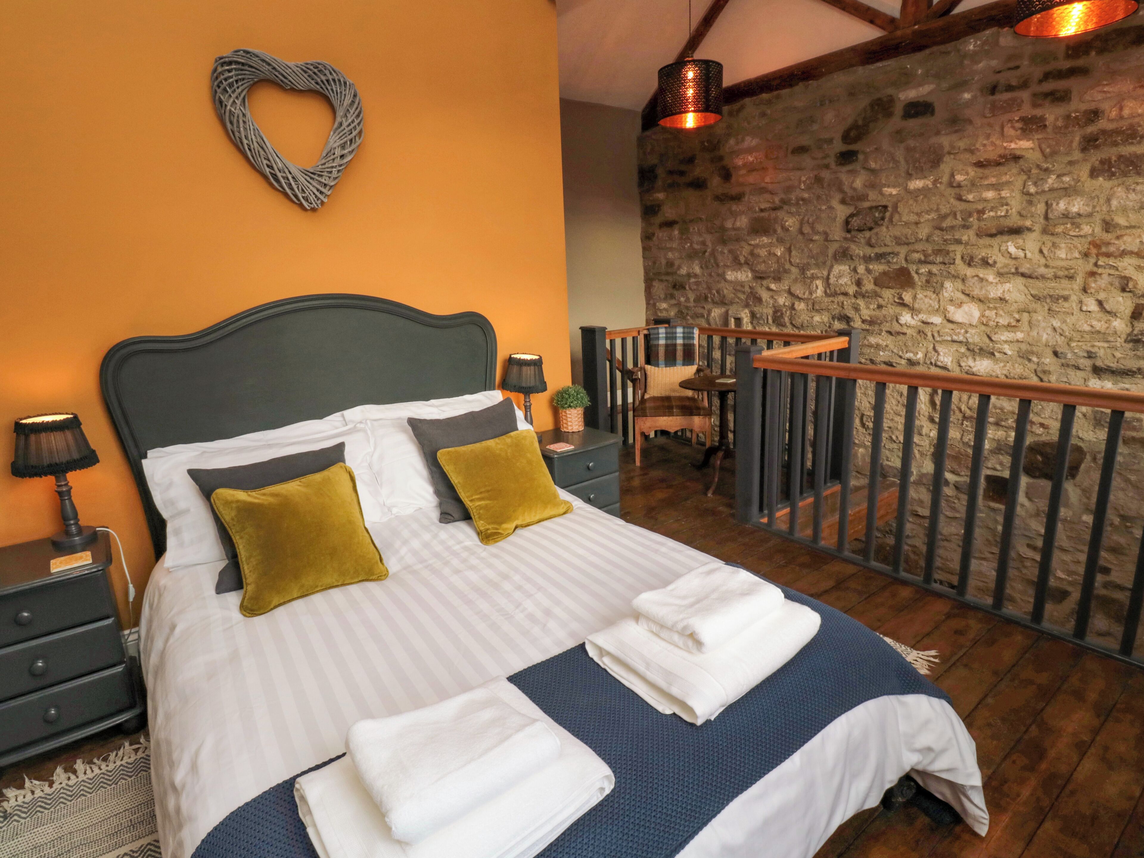 1 habitación, decoración personalizada y muebles diferentes 