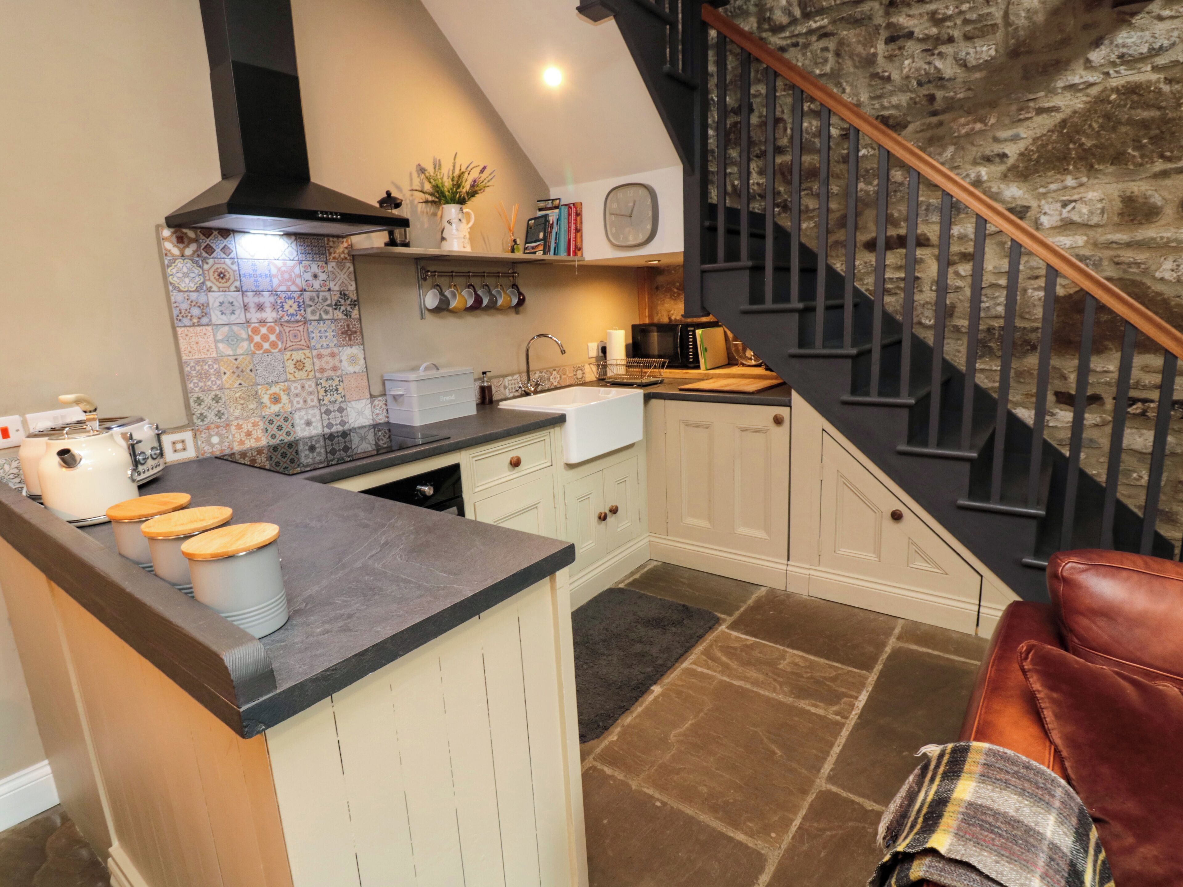 Refrigerador, tetera/pava eléctrica, tostadora, utensilios de cocina