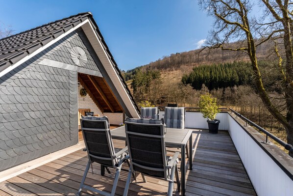 Outdoor dining - Apartment 'Krähling' with Mountain View, Shared Terrace and Wi-Fi (Schmallenberg)