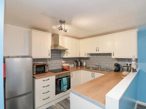Fridge, dishwasher, electric kettle, toaster - Castle Vale Cottage (Scarborough)