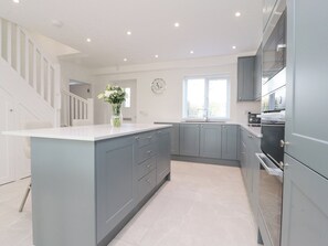 Refrigerador, lavavajillas, tetera eléctrica y tostadora