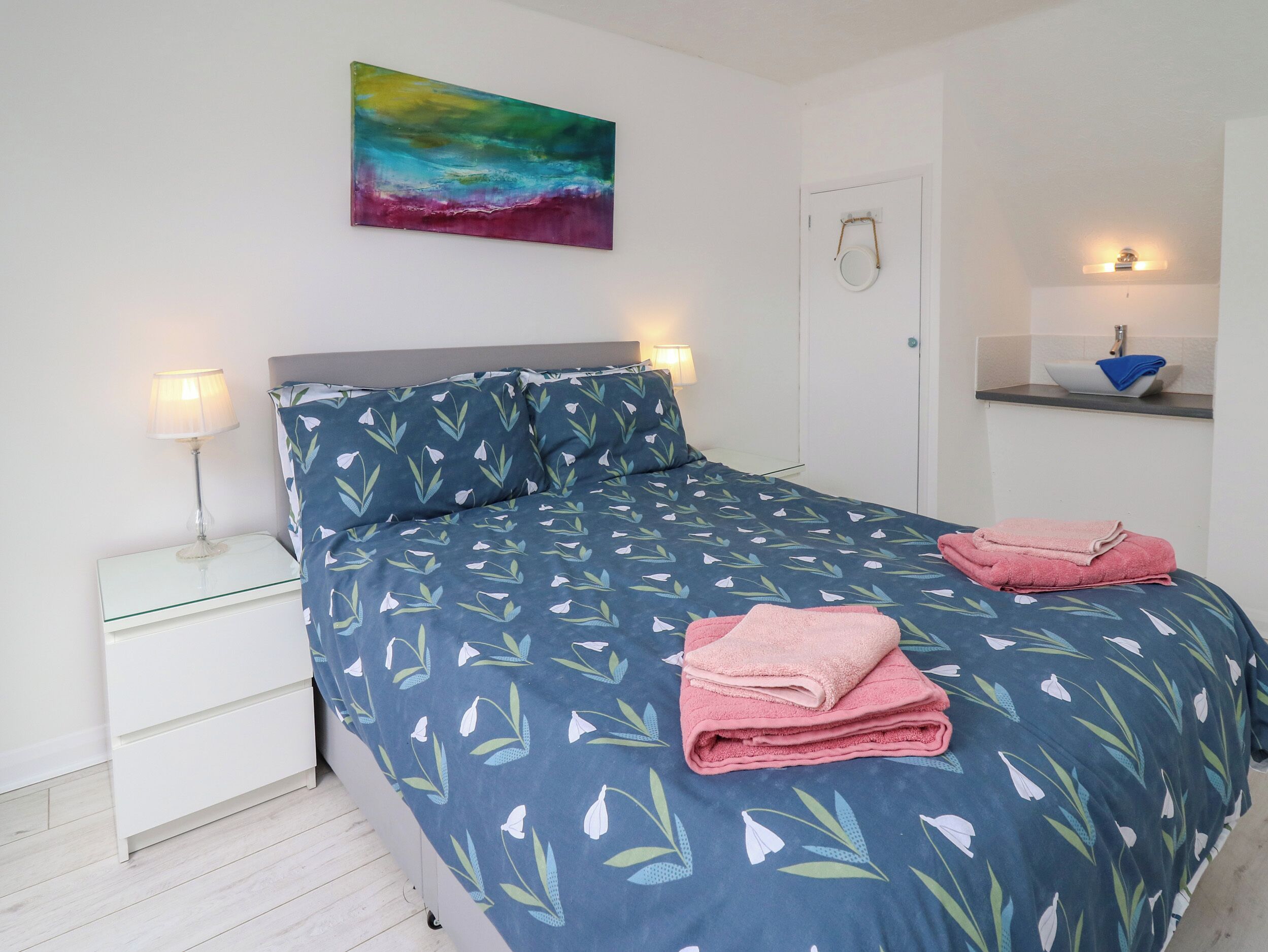 2 makuuhuonetta, yksilöllisesti sisustettu, yksilöllisesti kalustettu