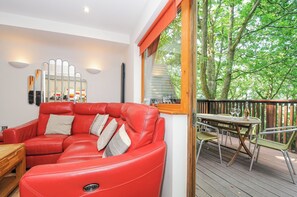 Outdoor dining - Lodge Nine (Newton Abbot)