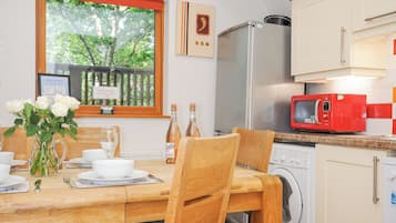 Refrigerador, lavavajillas, tetera eléctrica y tostadora