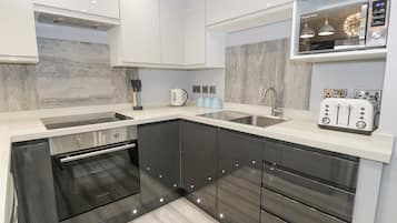Casa de campo | Cocina privada | Refrigerador, lavavajillas, tetera eléctrica y tostadora