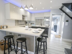 Cottage | Private kitchen | Fridge, dishwasher, electric kettle, toaster - Harbwr Hideaway (Porthmadog)