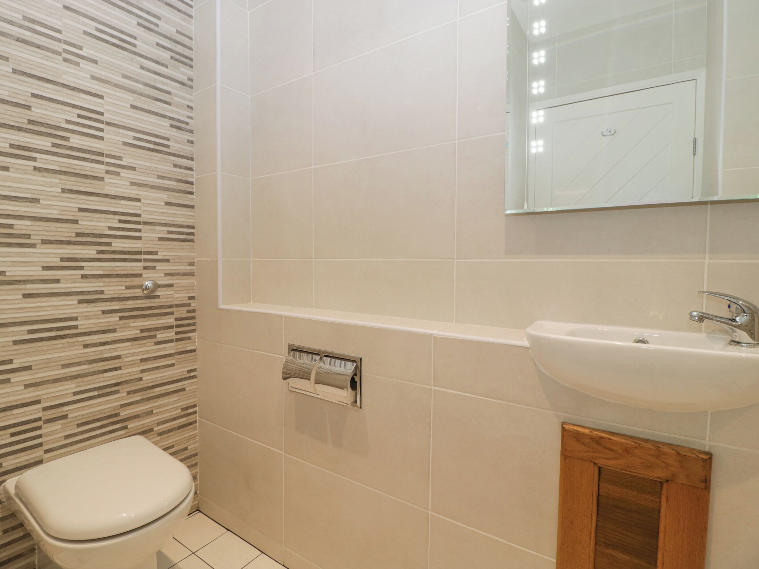 Un baño con inodoro, lavamanos y ducha.