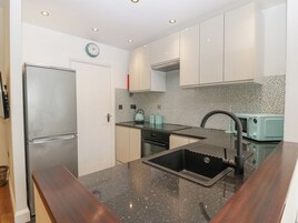 Frigorífico, lavavajillas, hervidor eléctrico y utensilios de cocina