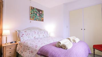 2 kamar tidur dan didekorasi berbeda-beda