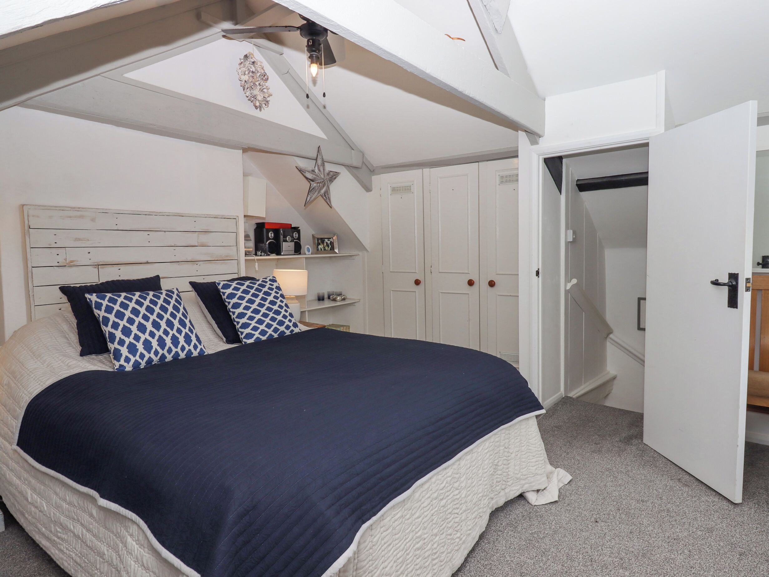 3 habitaciones, decoración personalizada y muebles diferentes 