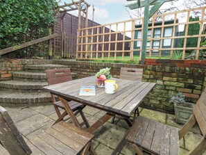 Outdoor dining - Miller's Cottage (Dorchester)