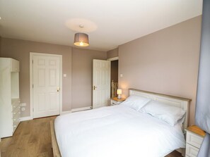 3 bedrooms, individually decorated, individually furnished, free WiFi - 23 Cois Caol (Skibbereen)