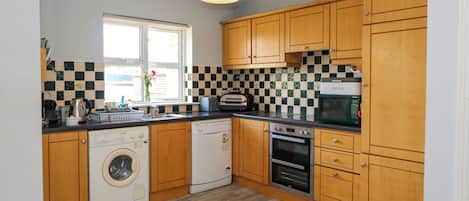 Dishwasher, electric kettle, toaster, cookware/dishes/utensils