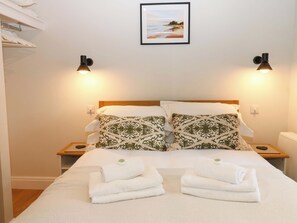 2 makuuhuonetta, yksilöllisesti sisustettu, yksilöllisesti kalustettu